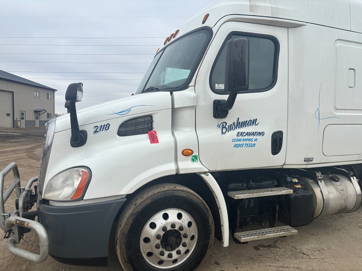 2016-freightliner-cascadia-113-image-8