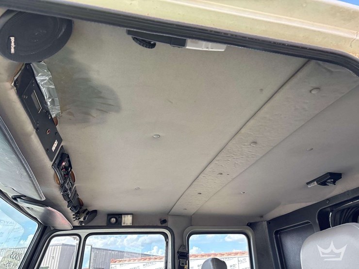 2003-freightliner-fl60-image-39