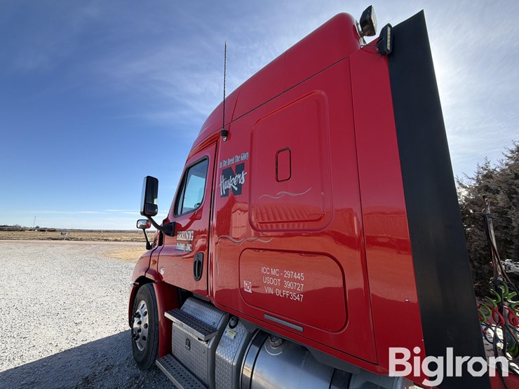 2013-freightliner-cascadia-113-image-11