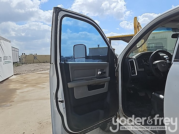 2010-dodge-ram-3500-image-40