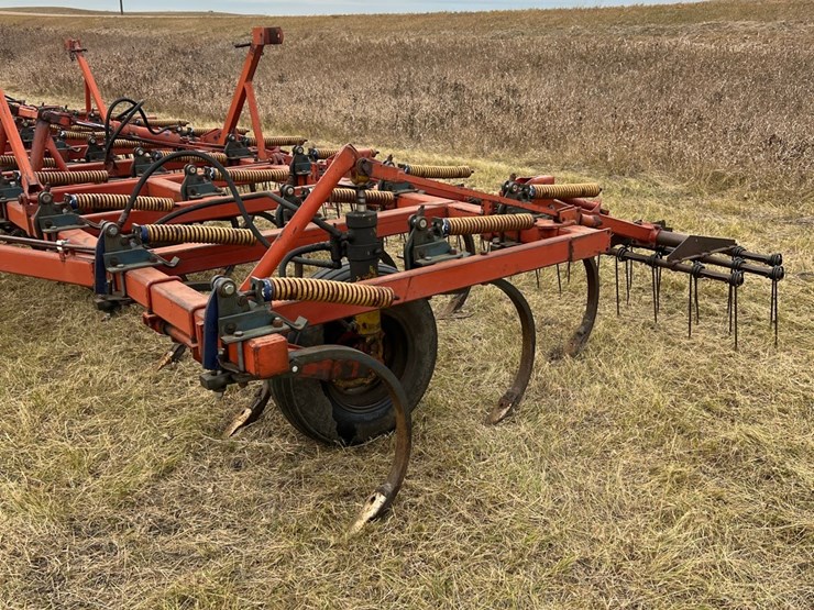 lot-49.-1981-33’-morris-magnum-model-cp-731-chisel-plow-w/3-bar-harrows,-well-maintained-unit,-super-clean-and-straight,-check-photos-image-36