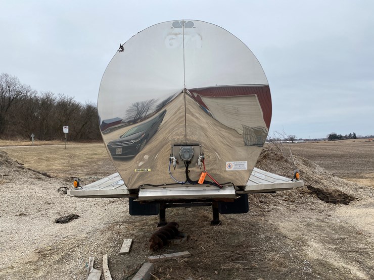 #540-•-2003-st+e-fab-insulated-6,200-gallon-tanker-trailer-(wi-title-in-delay)-(watertown,-wi)-image-2