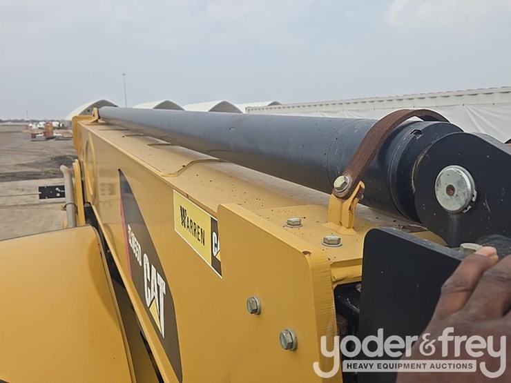 2018-caterpillar-tl1055d-image-35