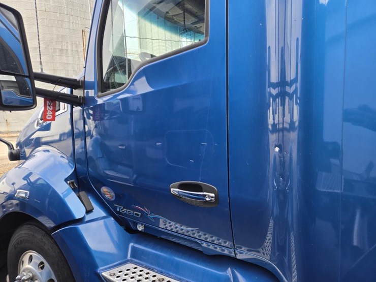 2018-kenworth-t680-image-21