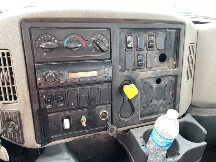 #1030-•-2011-international-truck-tractor-(has-mn-title)-image-25