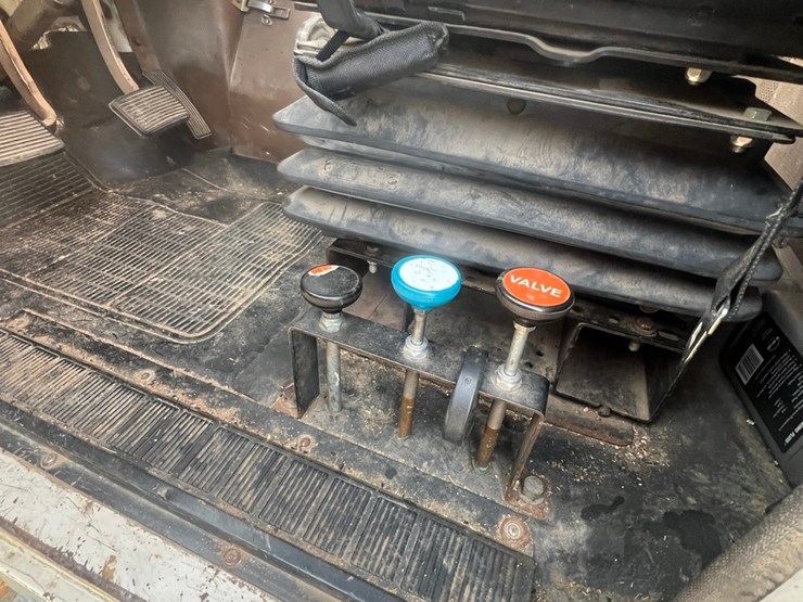 lot-12.-1981-ih-tandem-twin-screw-grain-truck,-very-good-19’-strong-box-and-hoist,-roll-tarp,-466-diesel,-5+4-
vin-af195bca10481-image-36