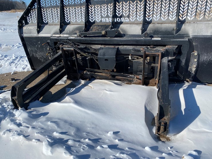 2011-new-holland-390-image-46