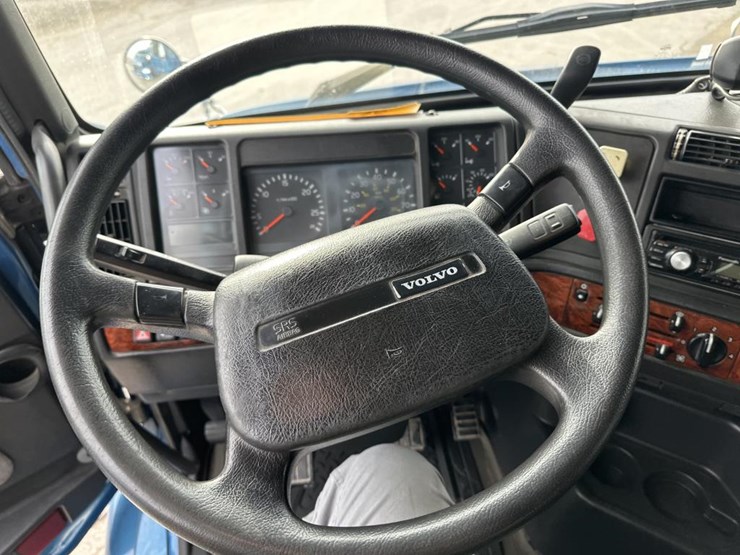 2001-volvo-10-image-43