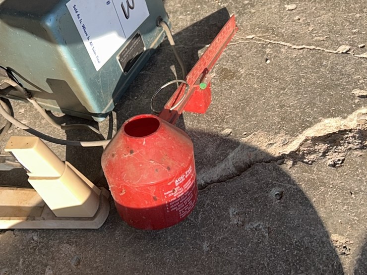 motompco-moisture-tester,-complete-unit-with-scales,-book,-cup,-thermometer-image-22