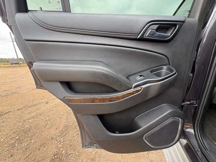 2015-chevrolet-tahoe-lt-image-15