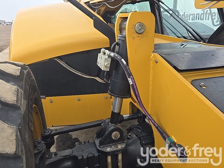 2018-caterpillar-tl1055d-image-31