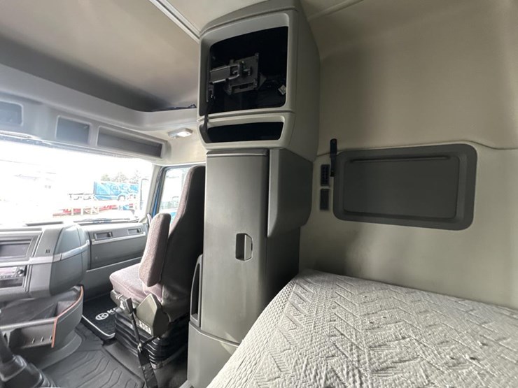 2022-volvo-10-image-51