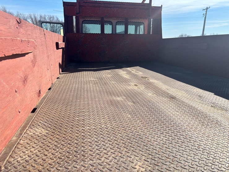 freightliner-fl70-image-40