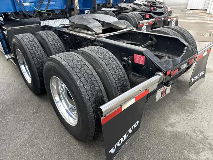#2226-•-2024-volvo-vnl-sleeper-cab-semi-truck-tractor-image-15