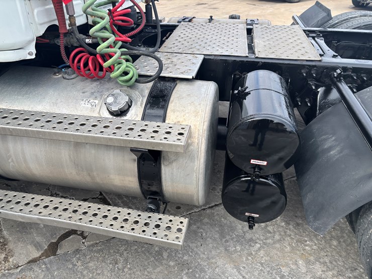 2018-freightliner-cascadia-126-image-22