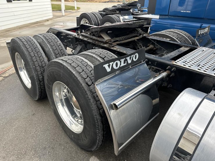 2019-volvo-10-image-17