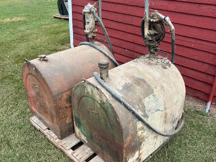 lot-39.-70-gallon-service-tank-with-hand-pump,-stored-inside.-(bid-is-for-the-red-tank)-image-4