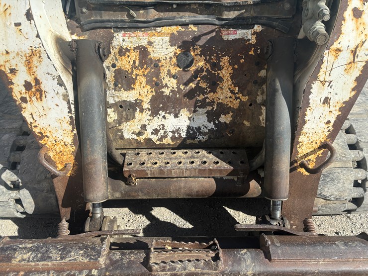 2007-bobcat-t300-image-34