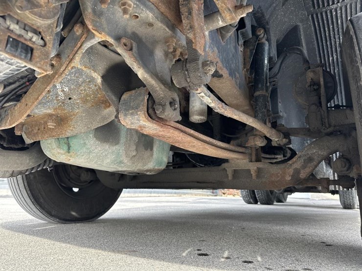 2001-volvo-10-image-34