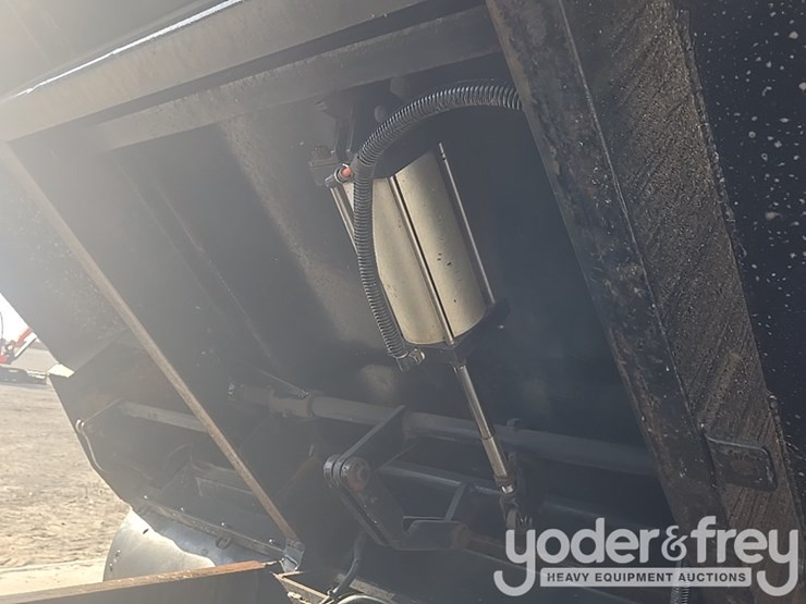 2020-freightliner-m2-106-image-28