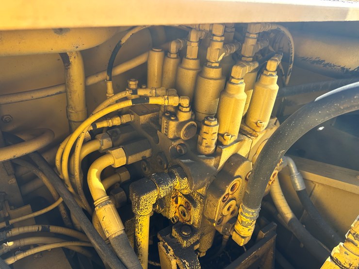 new-holland-eh215-image-19