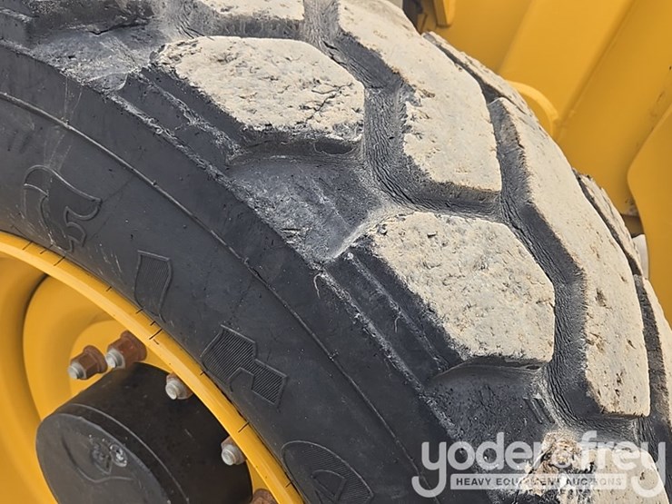 2018-caterpillar-tl1055d-image-8