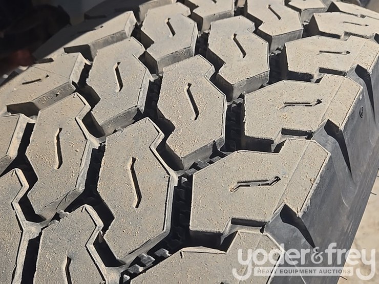 2017-freightliner-m2-106-image-16