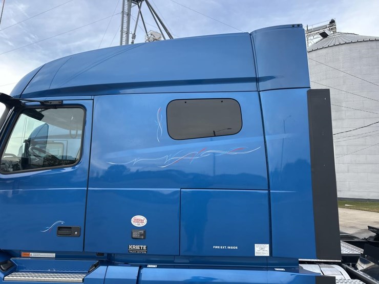 #2224-•-2025-volvo-vnl-sleeper-cab-semi-truck-tractor-image-12