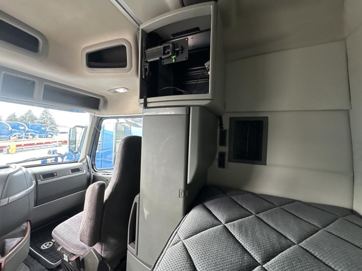 2019-volvo-10-image-52