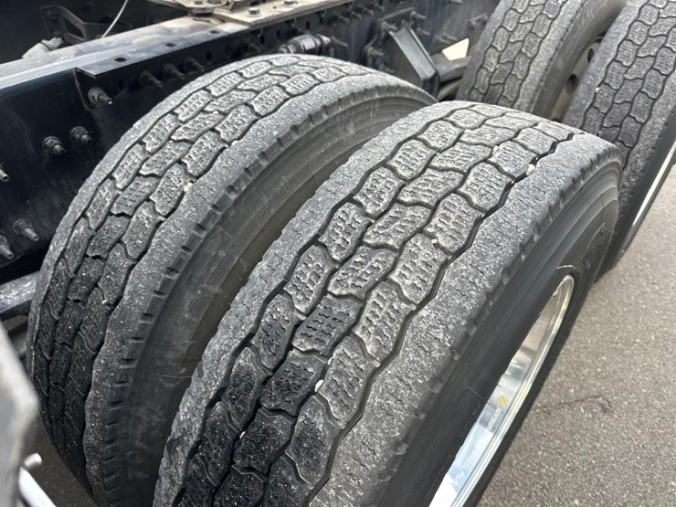 #2226-•-2024-volvo-vnl-sleeper-cab-semi-truck-tractor-image-56