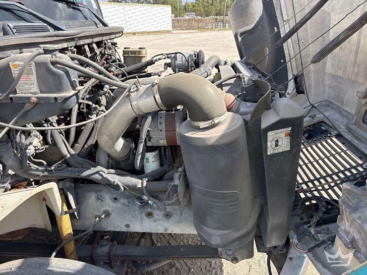 2003-freightliner-fl60-image-9