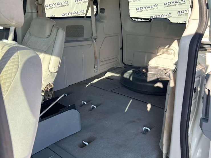 2010-dodge-grand-caravan-image-23