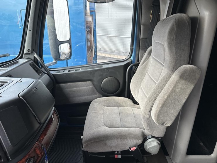 2003-volvo-10-image-49