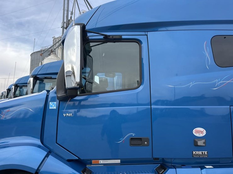 #2224-•-2025-volvo-vnl-sleeper-cab-semi-truck-tractor-image-10