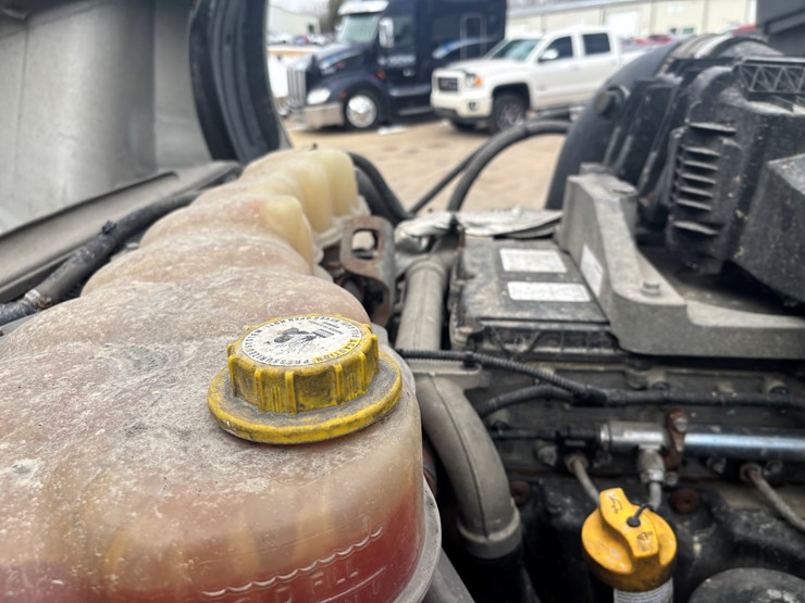 2018-freightliner-cascadia-126-image-26