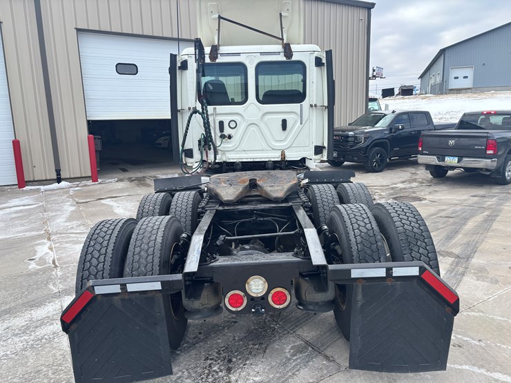 2018-freightliner-cascadia-126-image-3