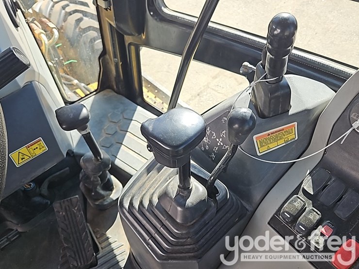 2017-caterpillar-415f2-il-image-39