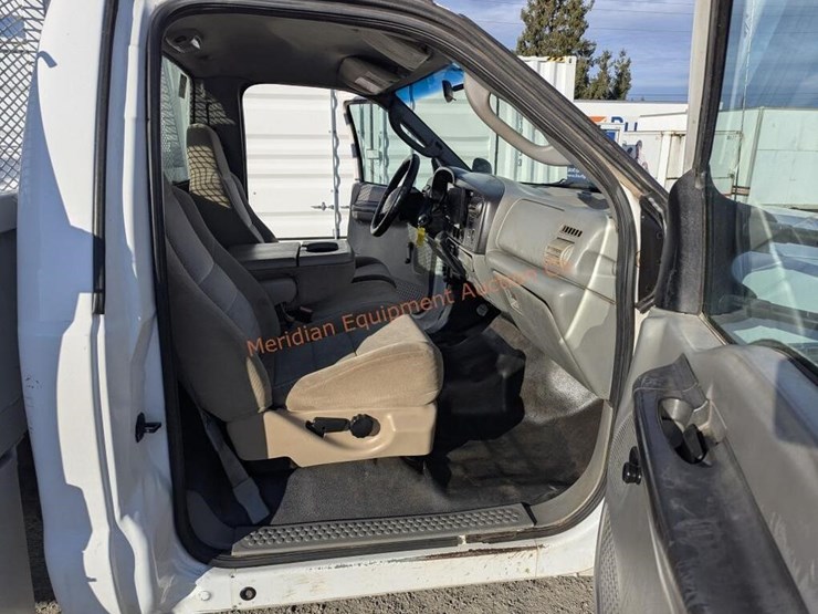 2005-ford-f550-xl-image-17