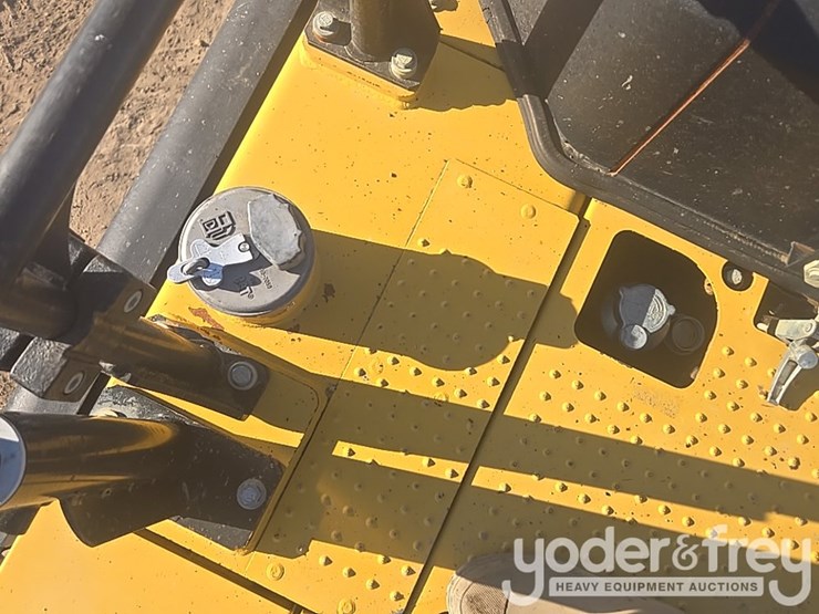 2016-caterpillar-335fl-image-53