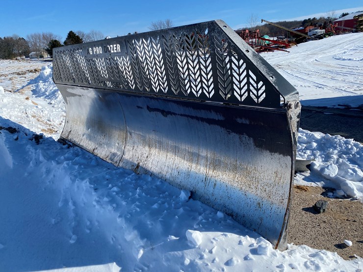 2011-new-holland-390-image-38