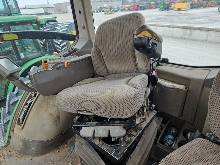 2011-john-deere-8235r-image-7