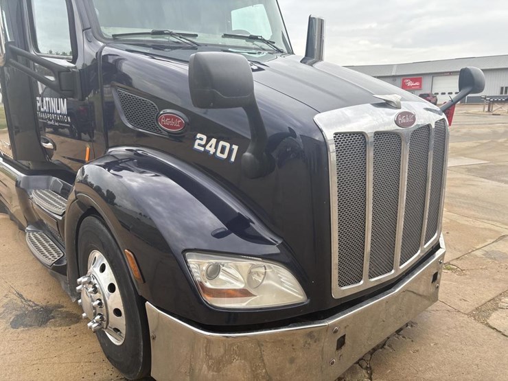2019-peterbilt-579-image-15