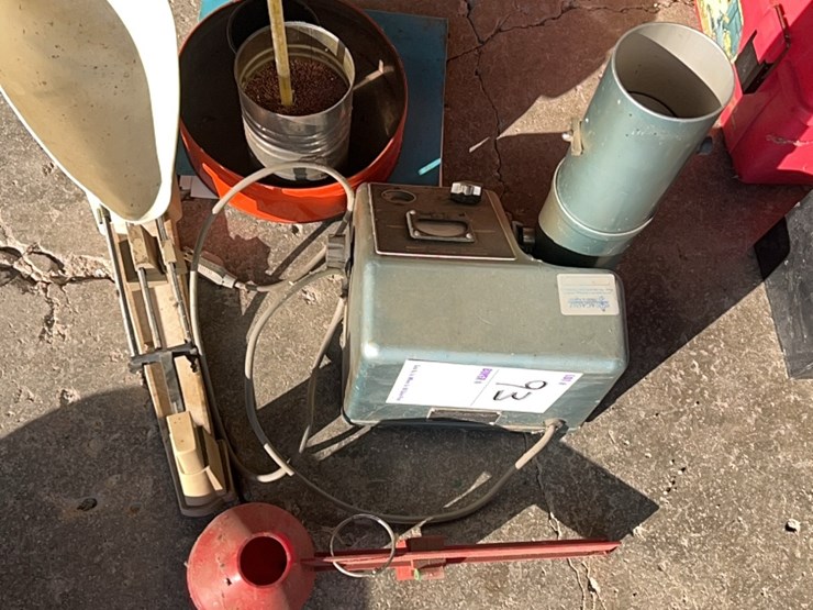 motompco-moisture-tester,-complete-unit-with-scales,-book,-cup,-thermometer-image-4