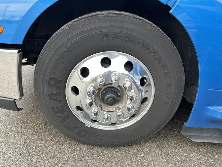 #2225-•-2024-volvo-vnl-sleeper-cab-semi-truck-tractor-image-56