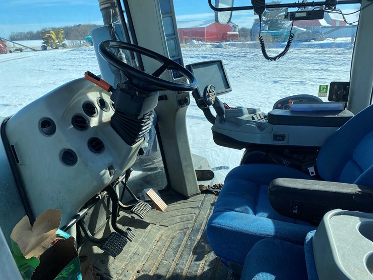 2011-new-holland-390-image-27