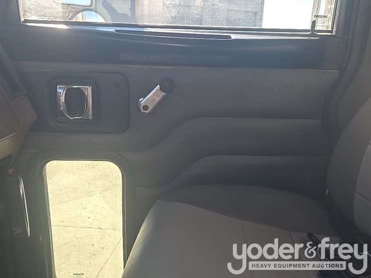 2009-peterbilt-335-image-61