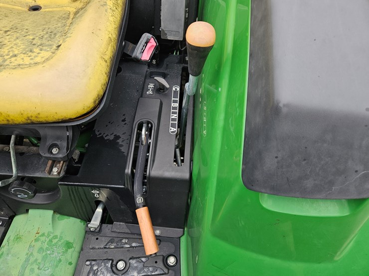 2023-john-deere-4052m-image-11