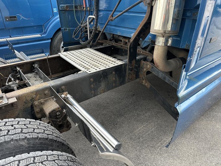 2001-volvo-10-image-19