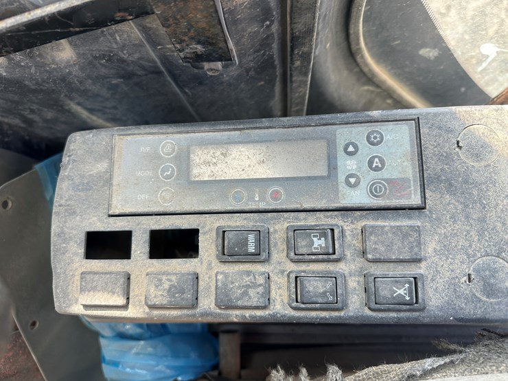 new-holland-eh215-image-50