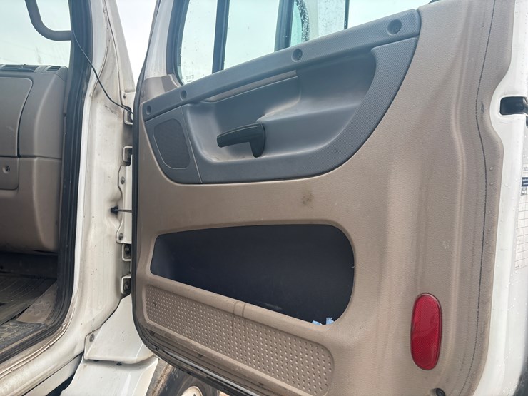 2016-freightliner-cascadia-113-image-47